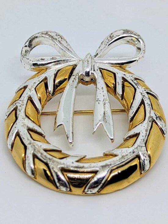 Vintage Gold & Silver Wreath Brooch Pin With Bow Design 1.5" Christmas - Picture 1 of 3
